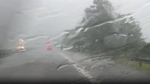 Starkregen auf der Autobahn 81 bei Hegau (Symbolbild) (Foto: SWR)