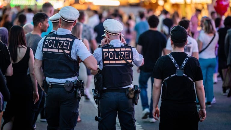 Zwei Polizeibeamte auf dem Stuttgarter Frühlingsfest 2024. (Foto: dpa Bildfunk, picture alliance/dpa | Christoph Schmidt)