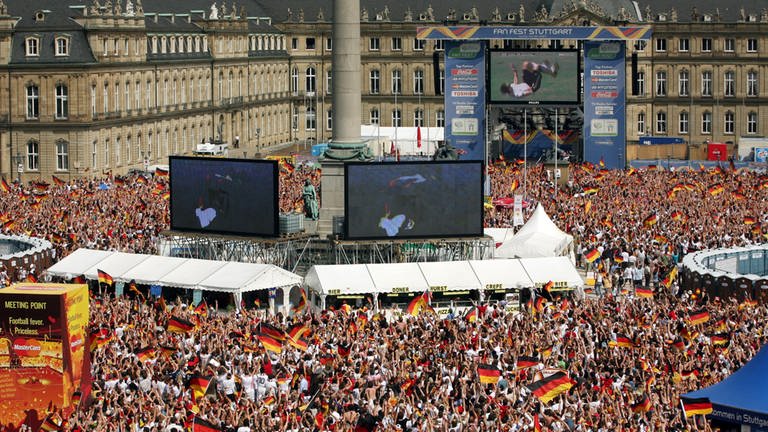 Ausgelassene deutsche Fußballfans feiern während der Fußball-WM 2006 auf dem Stuttgarter Schlossplatz