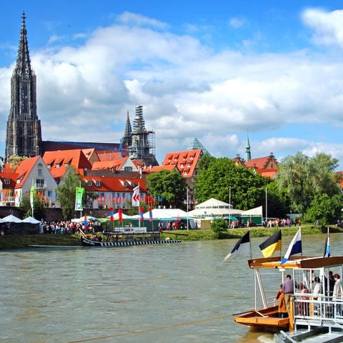 Blick auf das Donaufest am Ulmer Ufer mit Münster (Foto: SWR, Petra Volz)