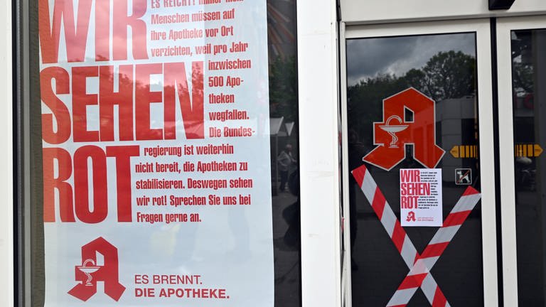 Protestschild in Apotheke - Apotheker im Westen der Pfalz fürchten Schließungen (Foto: dpa Bildfunk, picture alliance/dpa | Martin Schutt)