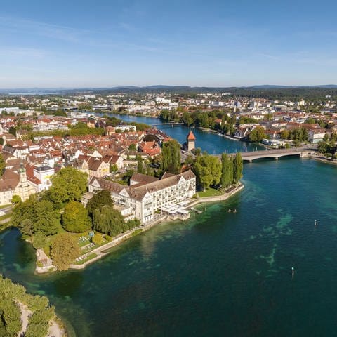Luftbild vom Bodensee mit dem Seerhein, auch Rheintrichter und der Altstadt von Konstanz, links das Steigenberger Inselhotel mit dem Inselkanal, rechts die alte Rheinbrücke, wo der Rhein offiziell mit Kilometer null beginnt, darüber der historische Rheintorturm